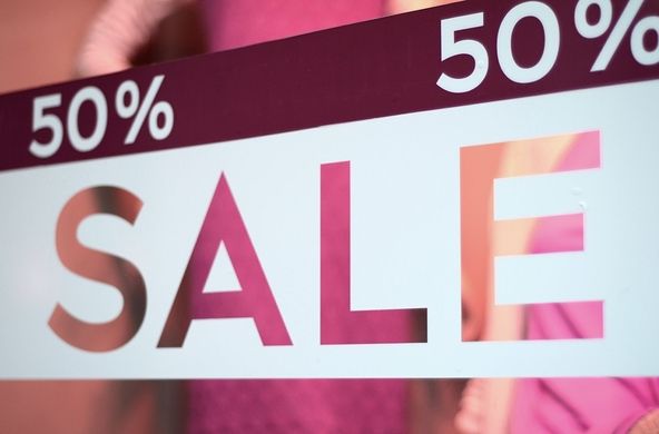 Schild mit dem Text '50% SALE' in großen Buchstaben